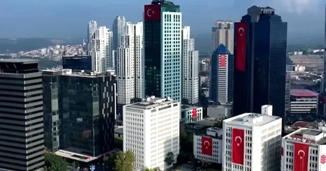 Maslak taki iş merkezleri bayraklarla donatıldı VİDEO İZLE