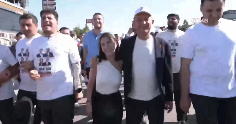 İBB tutukluları için günlerdir yoldalar! Özgür Özel gençleri Ankara da karşıladı birlikte slogan attı