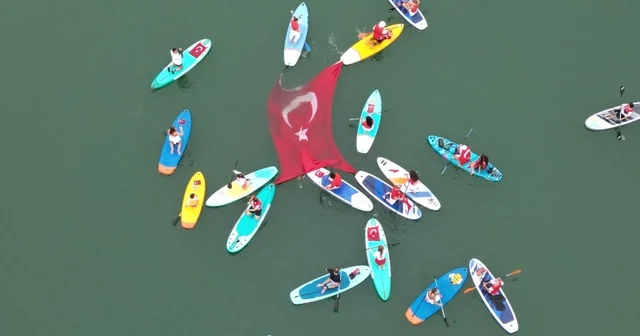 Sup Board ekibinden İznik Gölü nde bayraklı Zafer Bayramı kutlaması Bursa Haberleri