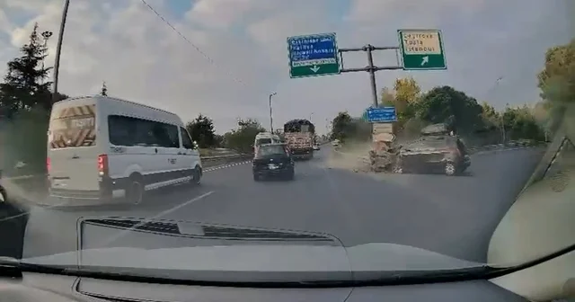 Otomobilin yol ayrımındaki bariyerlere çarptığı kaza kamerada Kocaeli Haberleri