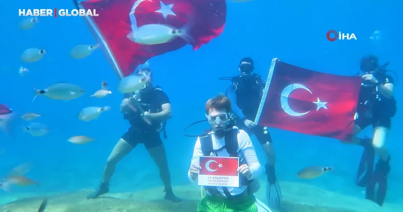 Deniz dibinde Türk bayraklı 30 Ağustos kutlaması