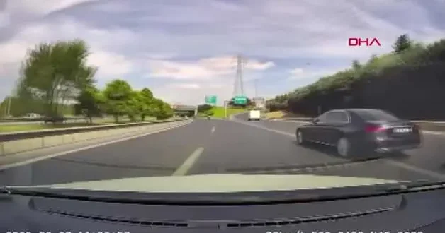 Önünü kesmeye çalıştı! Arabada kamera var deyince işler değişti