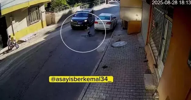 Sokak arasında süratli araç çocuğu çarptı kaçtı!