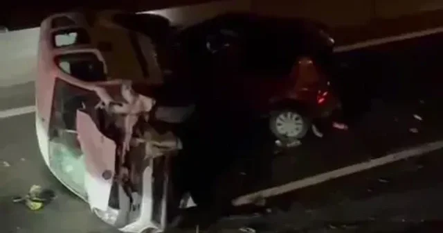 Lastiği patlayan otomobile hafif ticari araç çarptı: Yaralı çocuklar var Kocaeli Haberleri