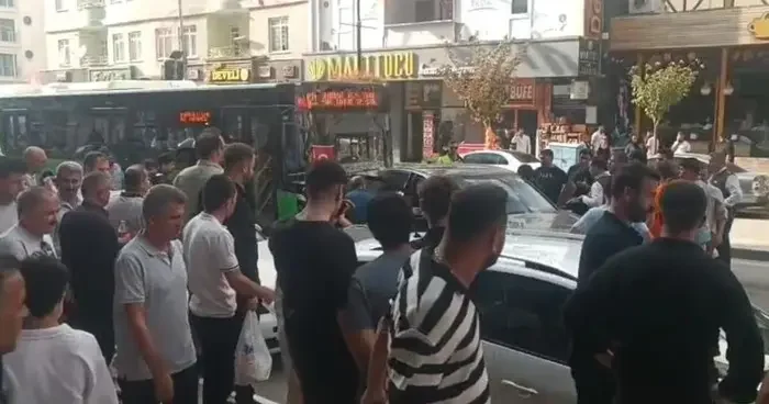 Aracı içinde bayılan sürücü hastaneye kaldırıldı