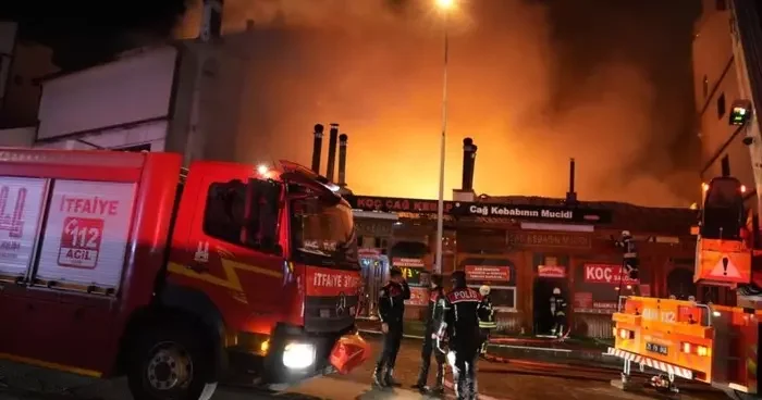 Erzurum’da cağ kebabı dükkanlarında çıkan yangın evlere ve otele sıçradı