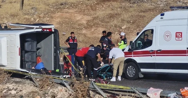 Diyarbakır da feci kaza! Minibüs devrildi: 1 ölü, 3 ü ağır 16 yaralı