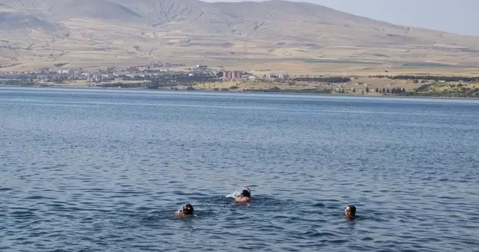 30 Ağustos ta Van Gölü’nde 6 kilometre yüzdüler