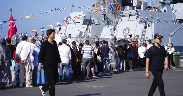 TEKNOFEST Mavi Vatan da 30 Ağustos Coşkusu: TCG Anadolu için uzun kuyruklar oluştu VİDEO İZLE