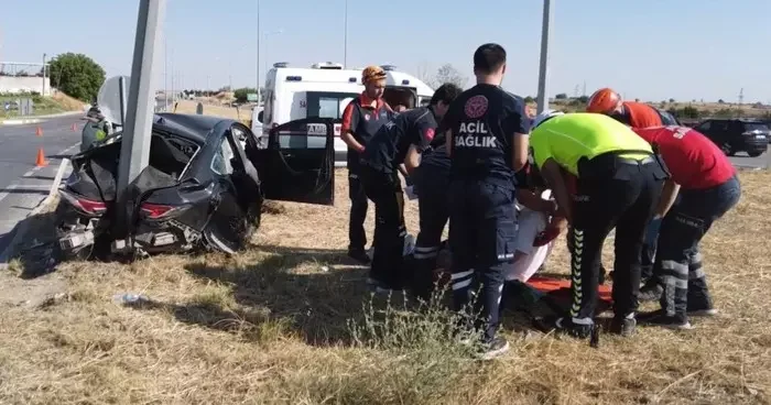Otomobil direğe ok gibi saplandı: 3 yaralı