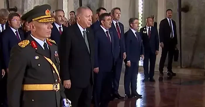 Cumhurbaşkanı Erdoğan ve devlet erkanı Ata nın huzurunda! Emanetimiz emin ve ehil koridorlarda