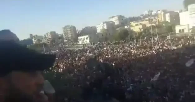 Suriye de tarihi anlar! Halka Şara yı bağrına bastı: Siyonistlerin tahtını sars