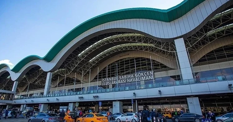 İstanbul da uçak, Sabiha Gökçen Havalimanı na acil iniş yaptı