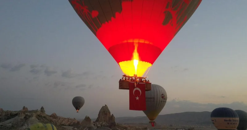 Sıcak hava balonları Türk bayraklarıyla uçtu