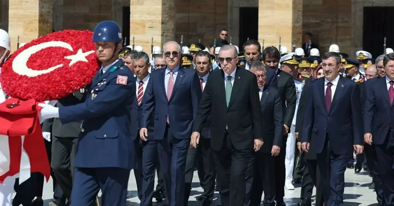 Yine boş geçmediler! İşte Cumhurbaşkanı Erdoğan ın Anıtkabir e yürüdüğü esnada atılan slogan