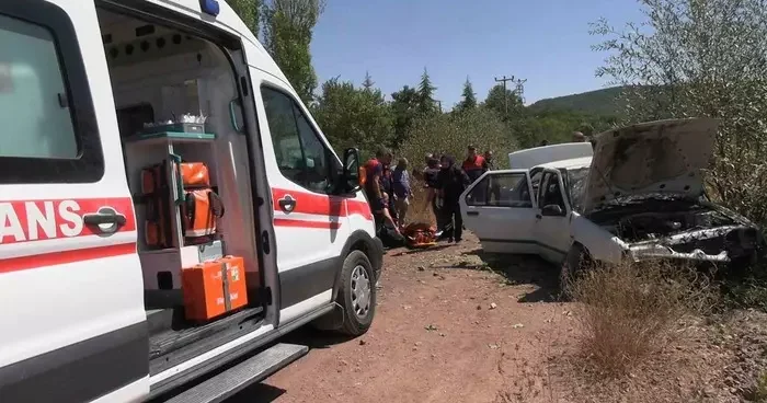 Kütahya’da kontrolden çıkan otomobil şarampole devrildi: 3 yaralı