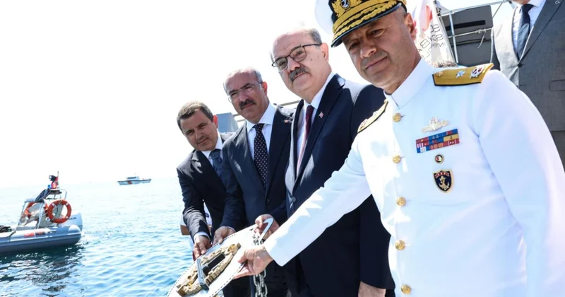 TCG Dumlupınar şehitleri Çanakkale Boğazı nda saygı dalışı ile anıldı