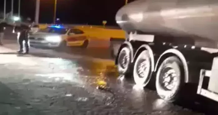 Siirt’te akaryakıt yüklü tankerin lastiği yandı