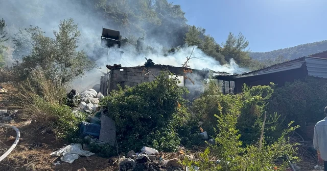 Muğla da uyuşturucu madde bağımlısı olduğu iddia edilen genç evini ateşe verdi Muğla Haberleri