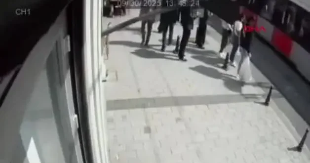 Tramvay yayaya çarptı: Feci kaza kameralara yansıdı!