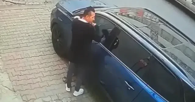 Gaziosmanpaşa da bir şahıs otomobilin üzerine idrarını yapıp sahibine saldırdı VİDEO İZLE
