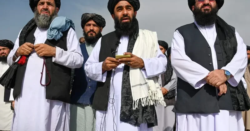 Taliban sınır tanımıyor! Bu kez de internet ve mobil telefon hizmetlerini kestiler