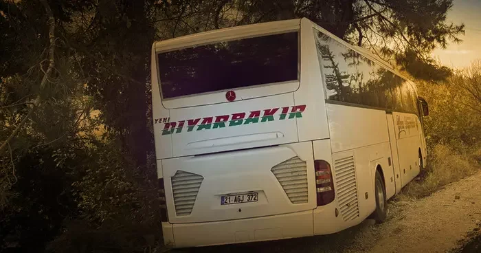 Katliam gibi kaza! Yolcu otobüsü ile otomobil çarpıştı: Yol trafiğe kapatıldı