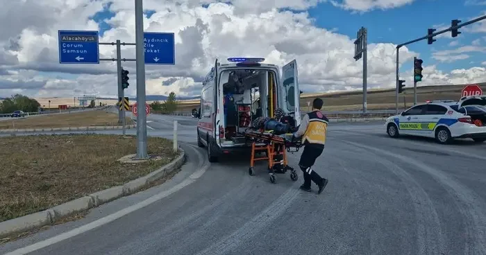 Çorum’da ticari taksi ile üç tekerlekli motosiklet çarpıştı: 1 yaralı