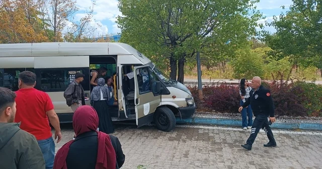 Dolmuş, kampüste ağaca çarptı; 13 öğrenci yaralı Kırıkkale Haberleri