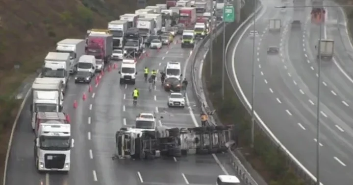 Beykoz Kuzey Marmara Otoyolu nda TIR devrildi