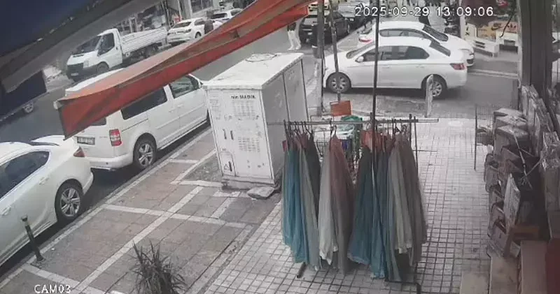 Esenyurt ta kaçan şüpheliyi durdurmak isteyen polis metrelerce sürüklendi