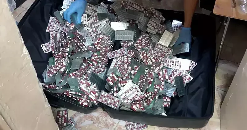 Üst aramalarında 167, çıktıkları evde 10 bin 386 uyuşturucu hap ele geçirildi