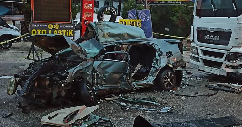 Ankara da park halindeki tıra çarpan otomobildeki 3 kişi hayatını kaybetti, 2 kişi yaralandı