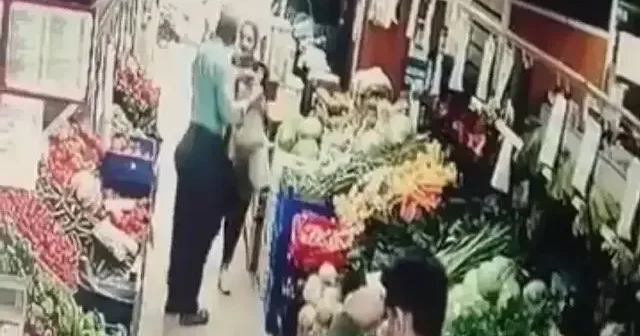 Evcil hayvanıyla markette alışveriş yapıyordu: Aldığı yumruk darbesiyle yere yığıldı İstanbul Haberleri