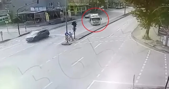 Devrilen çöp kamyonunun altında kalmaktan son anda kurtuldu; o anlar kamerada Bursa Haberleri