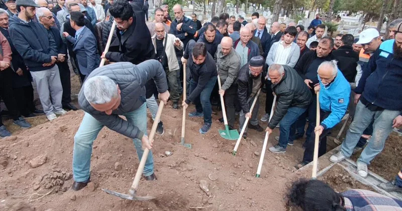 Şair ve yazar Yavuz Bülent Bakiler, vasiyeti üzerine Sivas ta anne ve babasının yanına defnedildi
