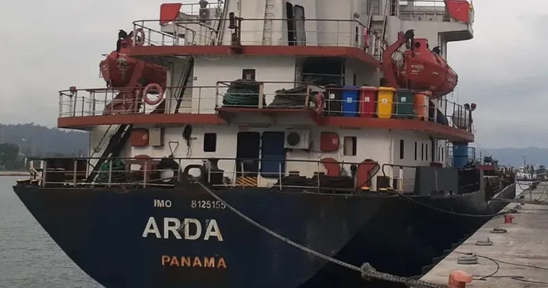 İstanbul Boğazı nda arızalanan kargo gemisi Büyükdere ye demirletildi