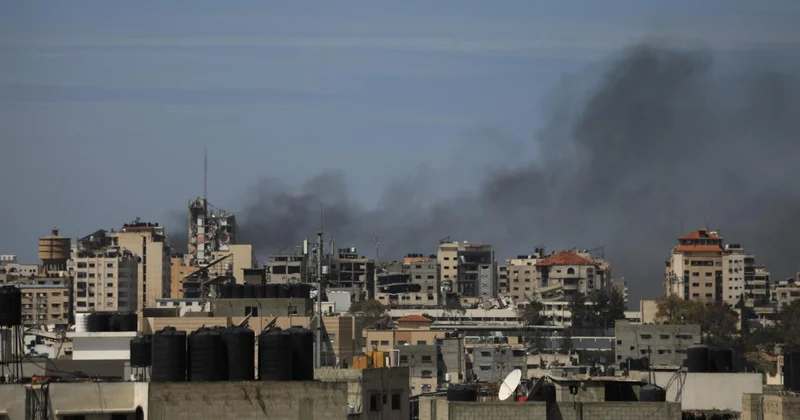 Soykırımcı İsrail ordusu Şifa Hastanesinin çevresine gaz bombaları attı