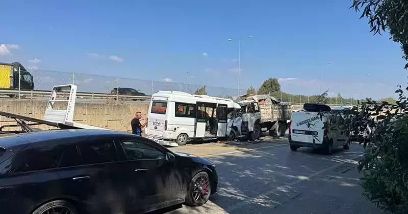 Minibüs ile kamyon kafa kafaya çarpıştı: 2 yaralı