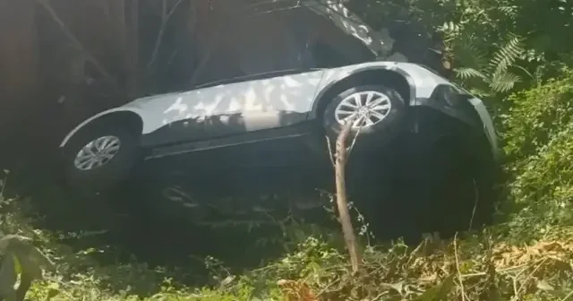 Sarıyer de kontrolden çıkan araç evin bahçesine düştü VİDEO İZLE