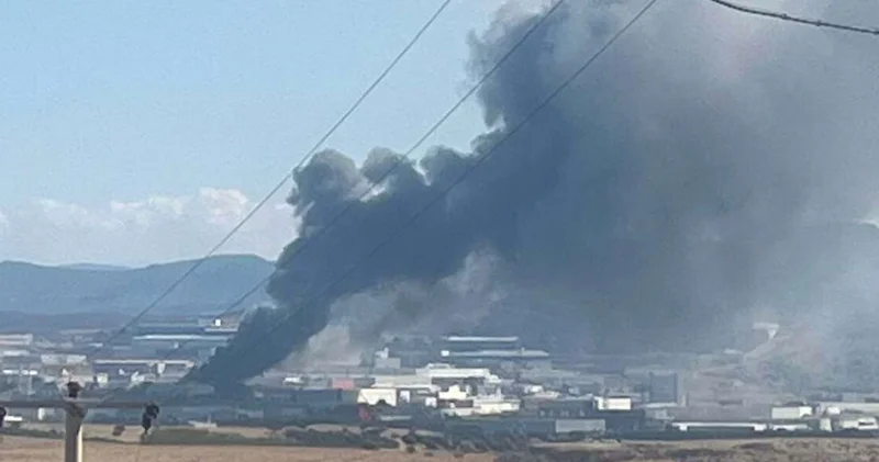 İzmir de fabrika yangını: Gökyüzünü karabulut gibi kapladı
