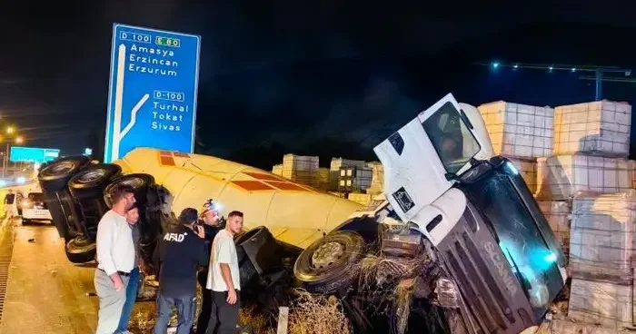 Amasya da tanker devrildi: Sürücü yaralandı