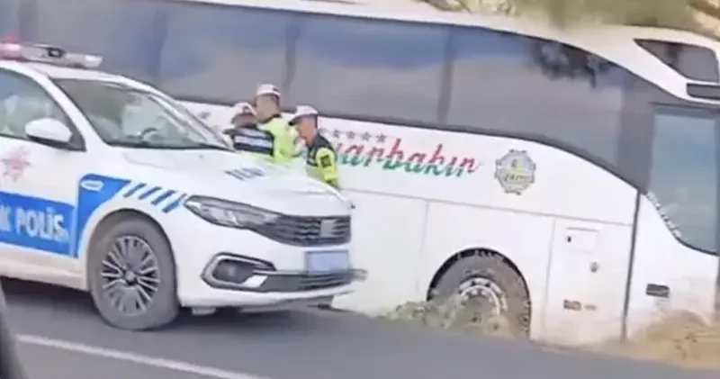 Otobüsle çarpışan otomobildeki aynı aileden 4 kişi öldü