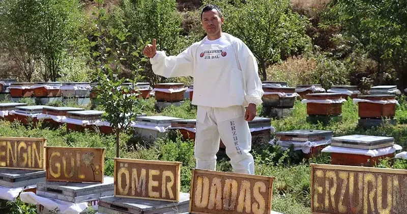 Erzurumlu arıcıdan okuma yazma farkındalığına tatlı dokunuş