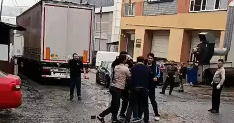 Esenyurt ta tekmeli yumruklu ürün indirme kavgası