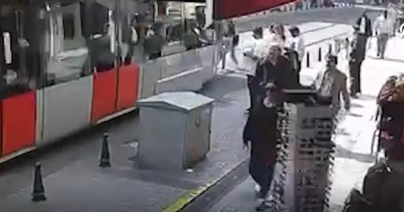 Fatih te kaza: Tramvayın çarptığı yaya yaralandı