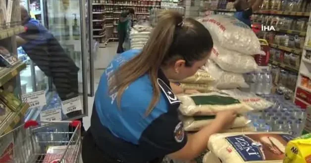 Zabıta denetiminde kurtlanmış ve böceklenmiş ürünler ele geçirildi