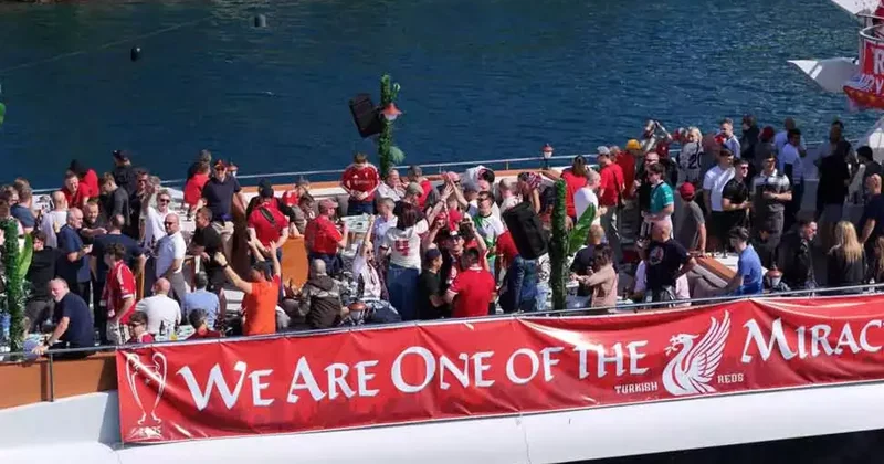 Liverpoollu taraftarlar maç öncesi İstanbul’da boğaz turu yaptı Fanatik Spor Haberleri Video