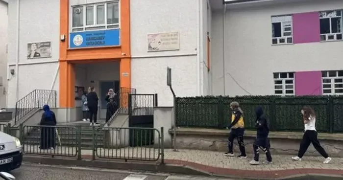 Bursa daki ortaokulda alarm! 9 öğrenci aynı anda fenalaştı...