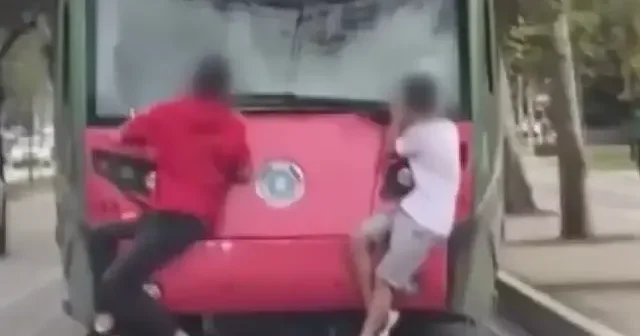 Çocukların tramvay arkasında tehlikeli yolculuğu kamerada VİDEO İZLE